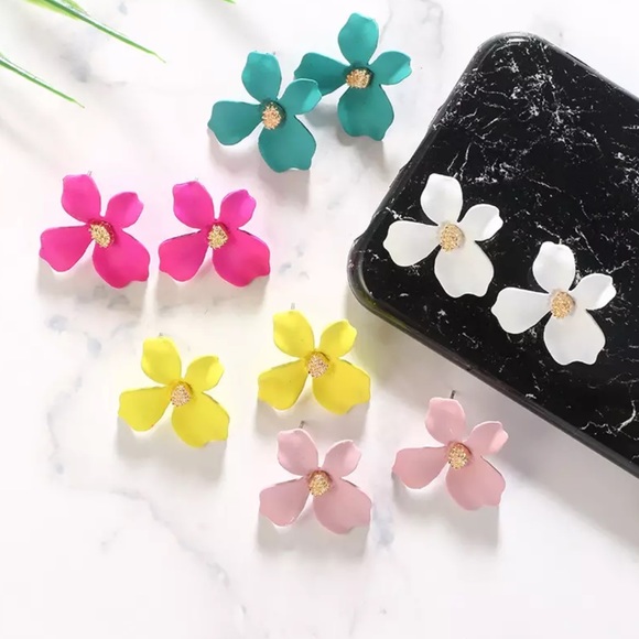 White floral earrings - Picture 5 of 6